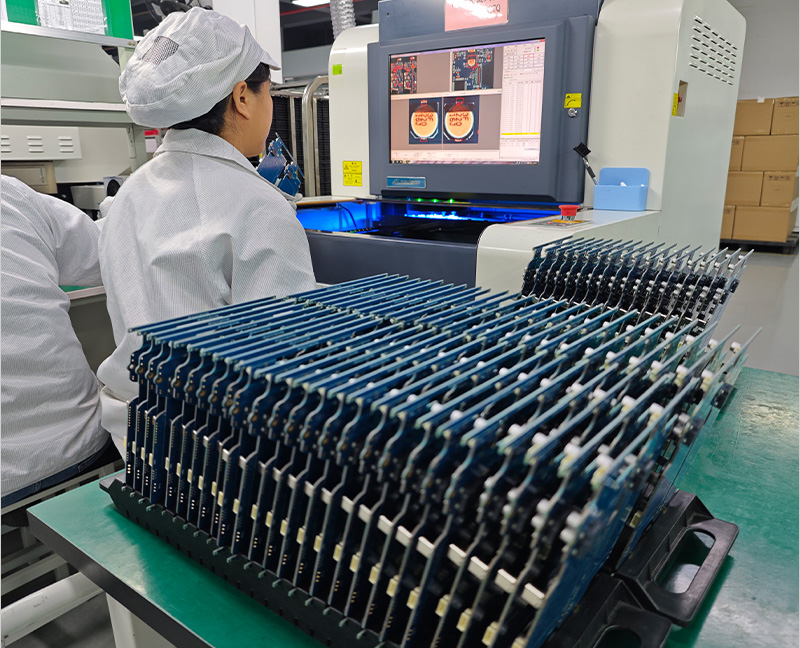 Immagini dei dipendenti di Luphi Electronics impegnati nei processi PCBA