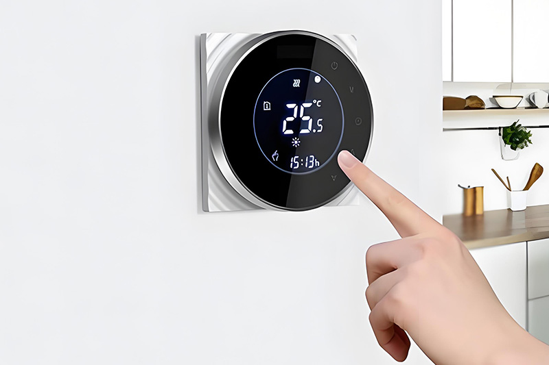 Display LCD a segmenti per un termostato digitale intelligente, che mostra le impostazioni della temperatura e l\'interfaccia utente.