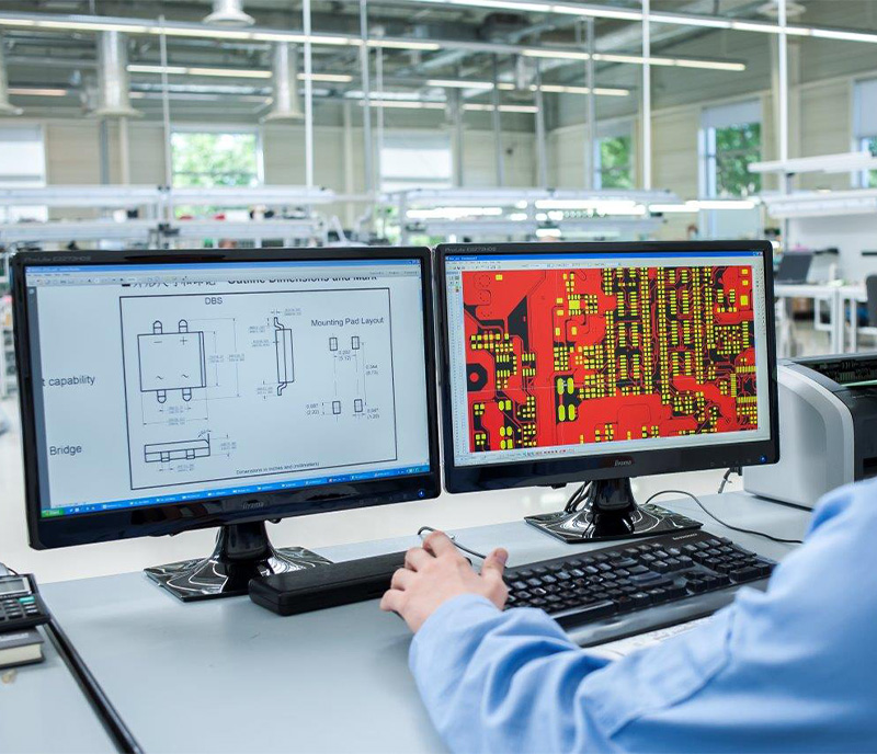 I dipendenti di Luphi Electronics utilizzano software di progettazione per creare prodotti con interfaccia utente