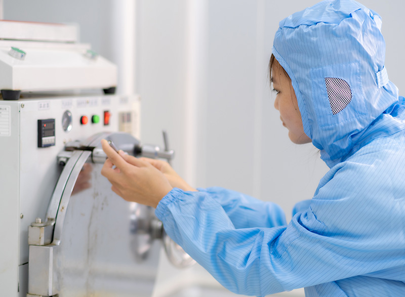 Un dipendente della Luphi Electronics assembla un prototipo di interruttore a membrana