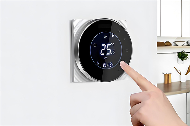 Display LCD a segmenti per un termostato digitale intelligente, che mostra le impostazioni della temperatura e l'interfaccia utente