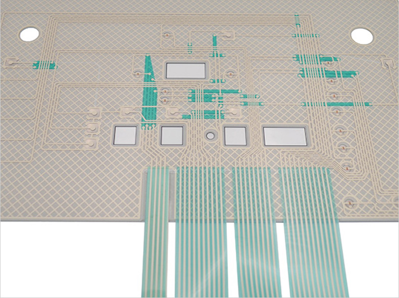 Strato circuitale di un interruttore a membrana di Luphi Electronics, che mostra inchiostri conduttivi stampati su PET flessibile, essenziali per la funzionalità dell\'interruttore